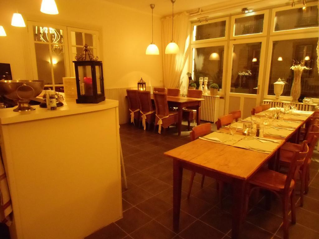 Hotel De La Providence Égliseneuve-dʼEntraigues Esterno foto