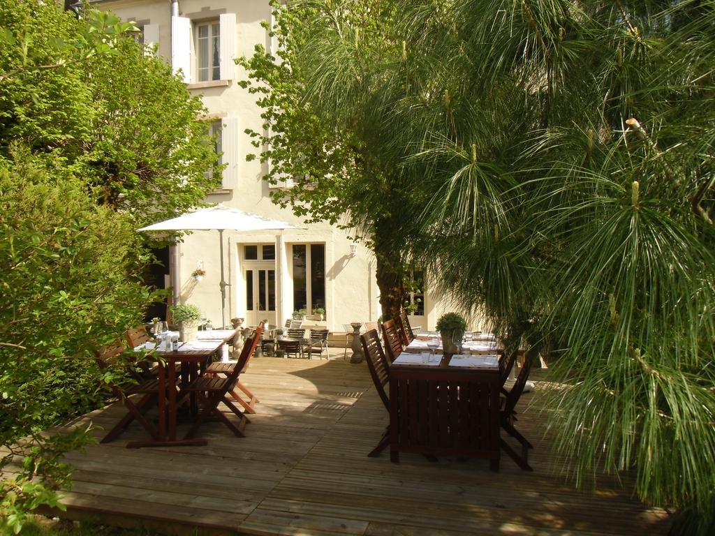 Hotel De La Providence Égliseneuve-dʼEntraigues Esterno foto