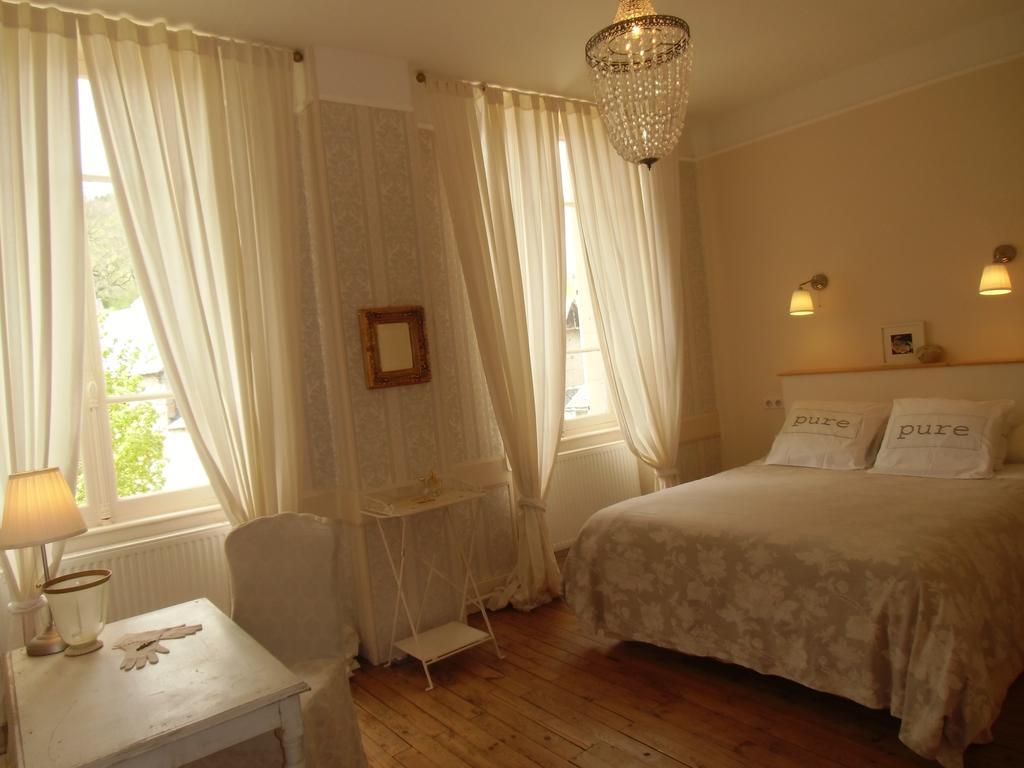 Hotel De La Providence Égliseneuve-dʼEntraigues Esterno foto