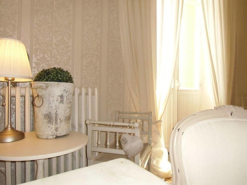 Hotel De La Providence Égliseneuve-dʼEntraigues Esterno foto