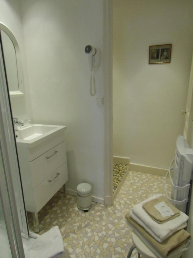 Hotel De La Providence Égliseneuve-dʼEntraigues Esterno foto